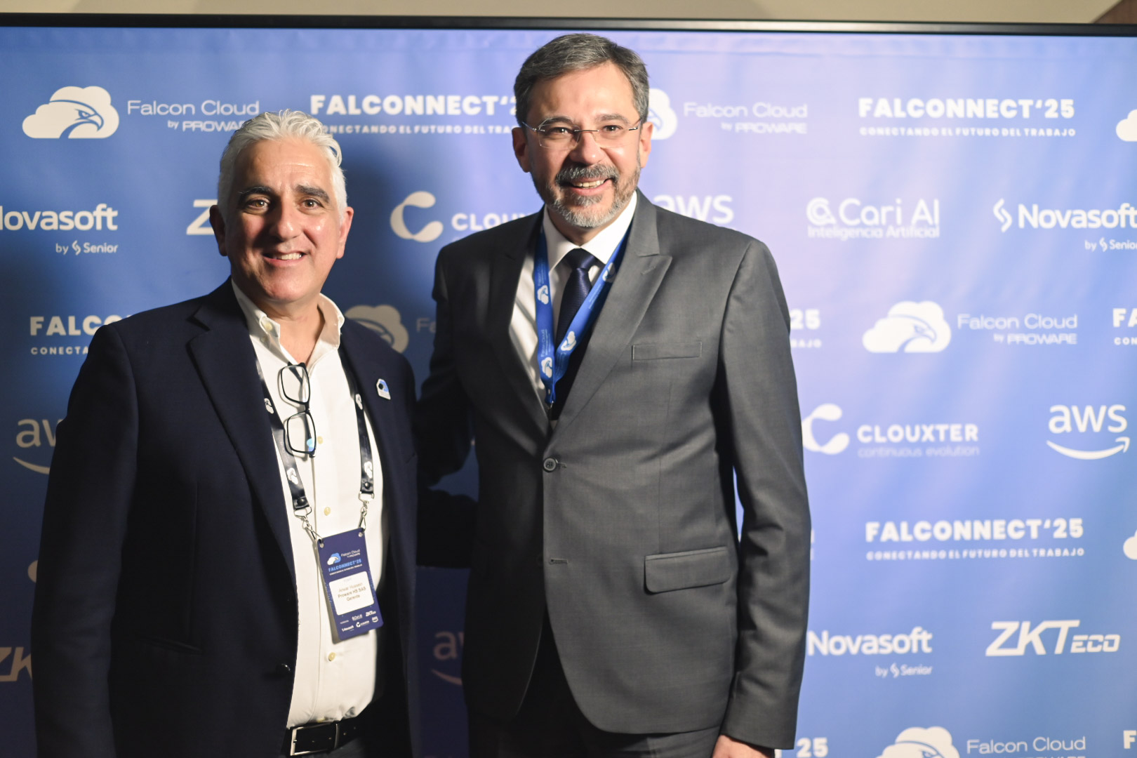 Ponentes posando en el backdrop del evento