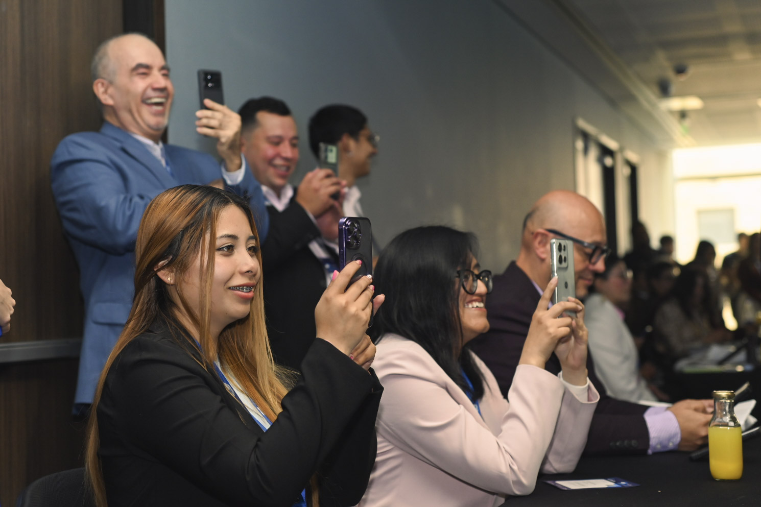 Audiencia comprometida tomando fotos
