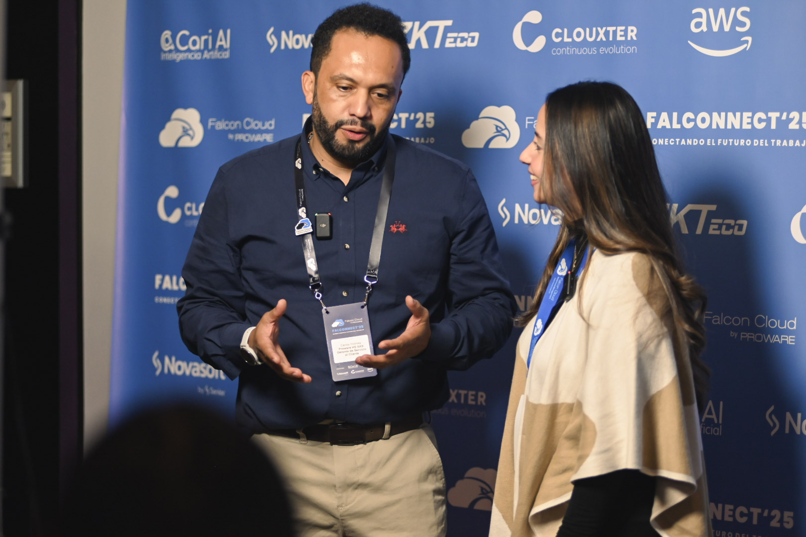 Entrevista en el backdrop del evento