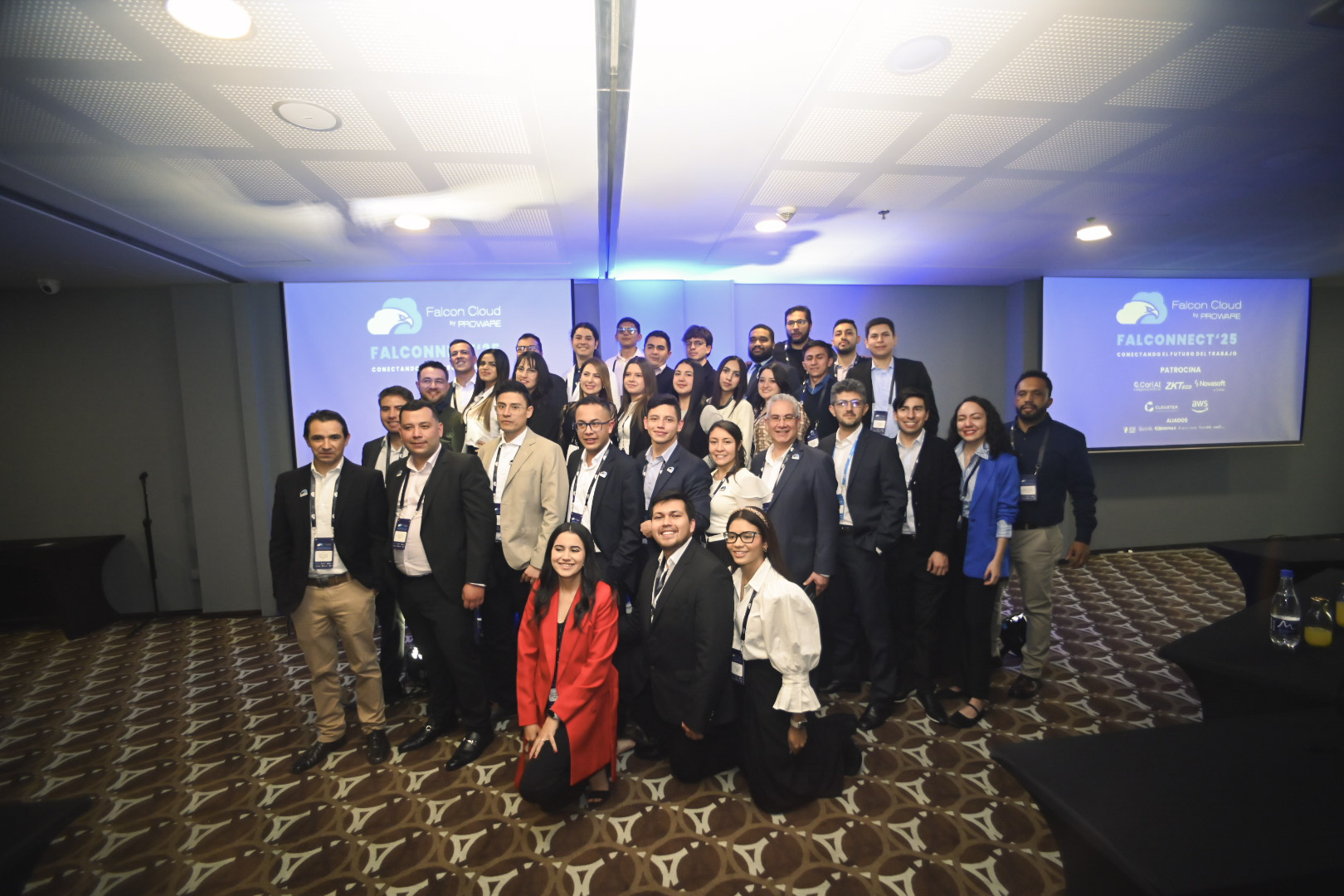 Foto grupal del equipo Falconnect'25
