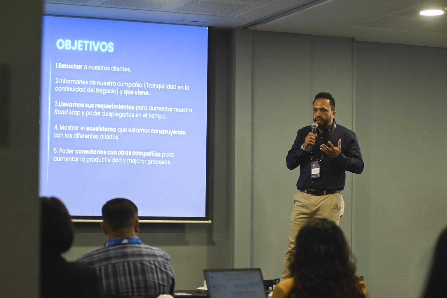 Ponente presentando objetivos