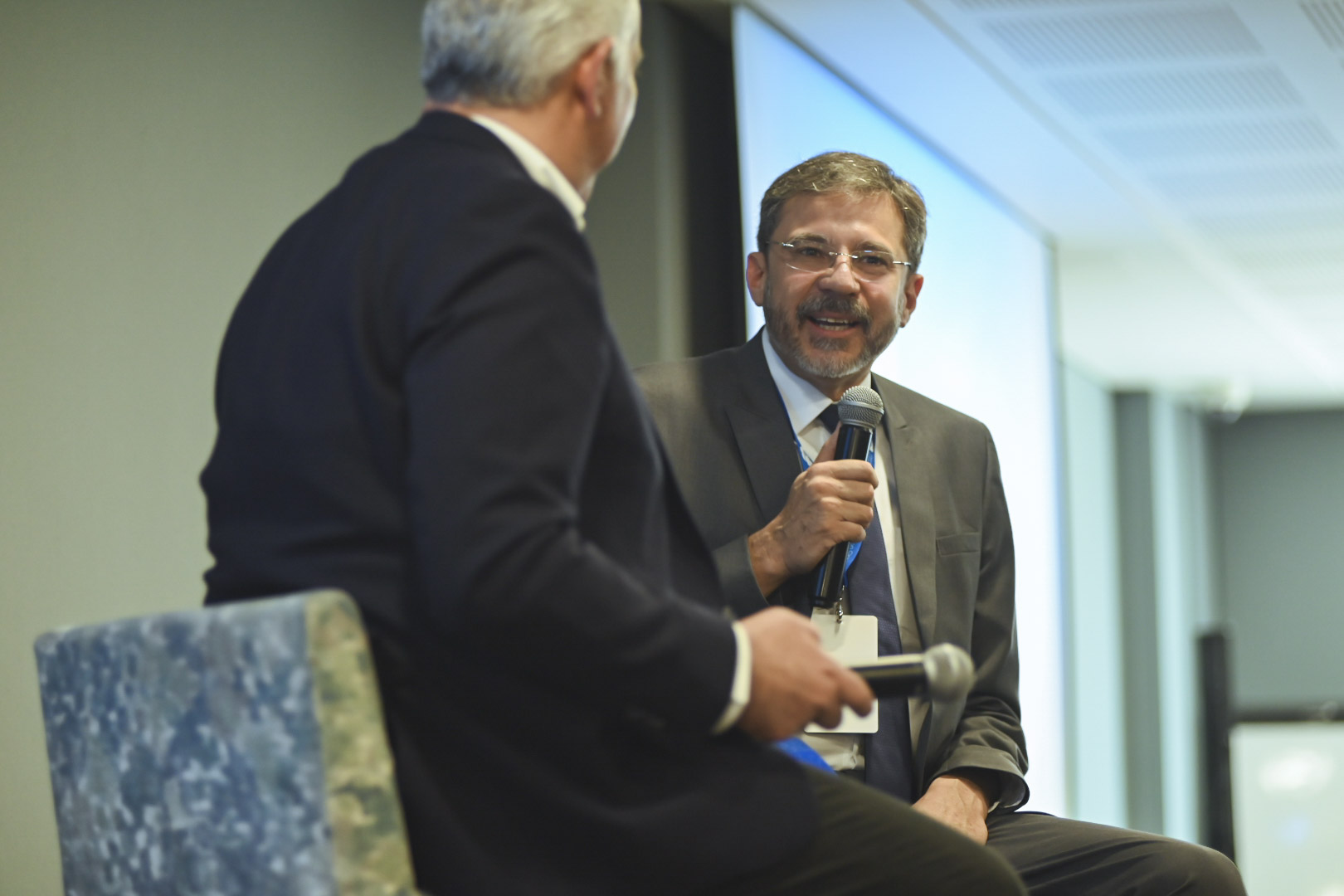 Panel de discusión en el escenario